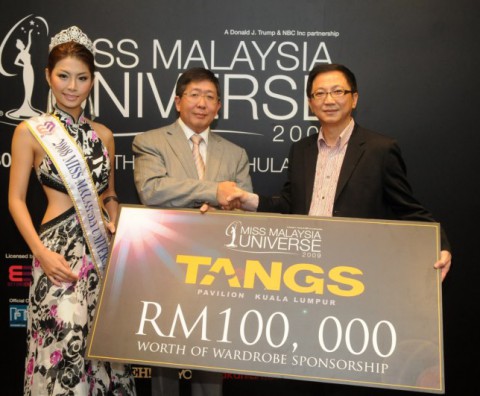 James Loke from Tangs presenting Heah Sieu Lay with his mock sponsorship cheque while Ms Msia Universe 2008 Levy Li looks on